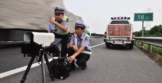 武汉警察双龙浩哥街头执法引争议网友曝光其疑似粗暴对待路人